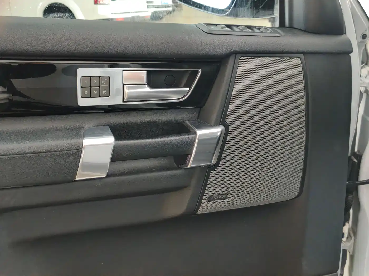 Land Rover Discovery 2016 3.0 SC V6 HSE фото 23