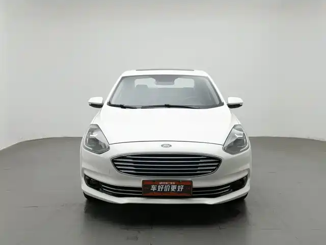 Ford Escort 2019 EcoBoost 125 Automatic Ultimate — фото 3