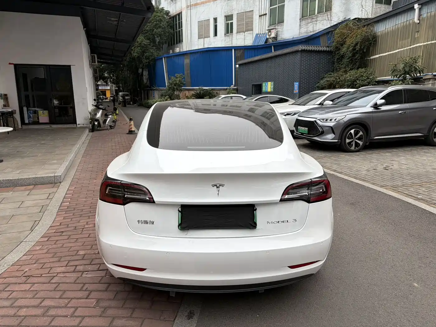 TESLA MODEL 3