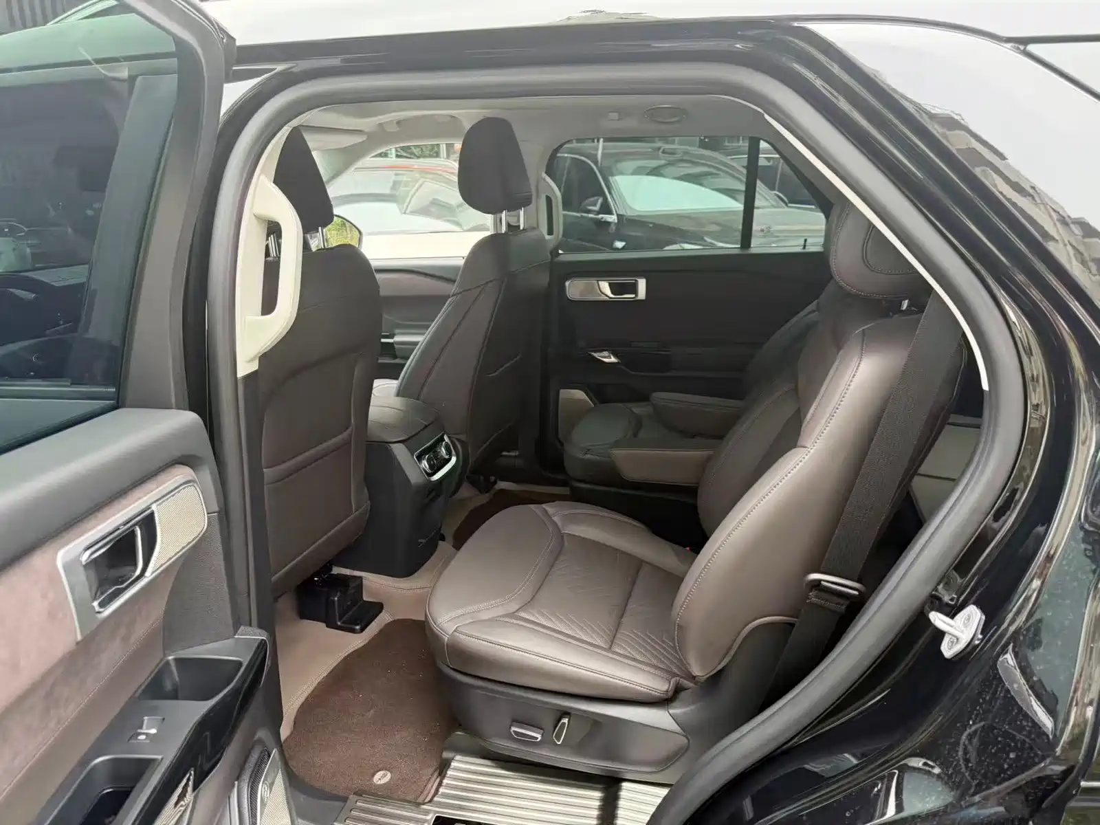 Фото 6 - Ford Explorer