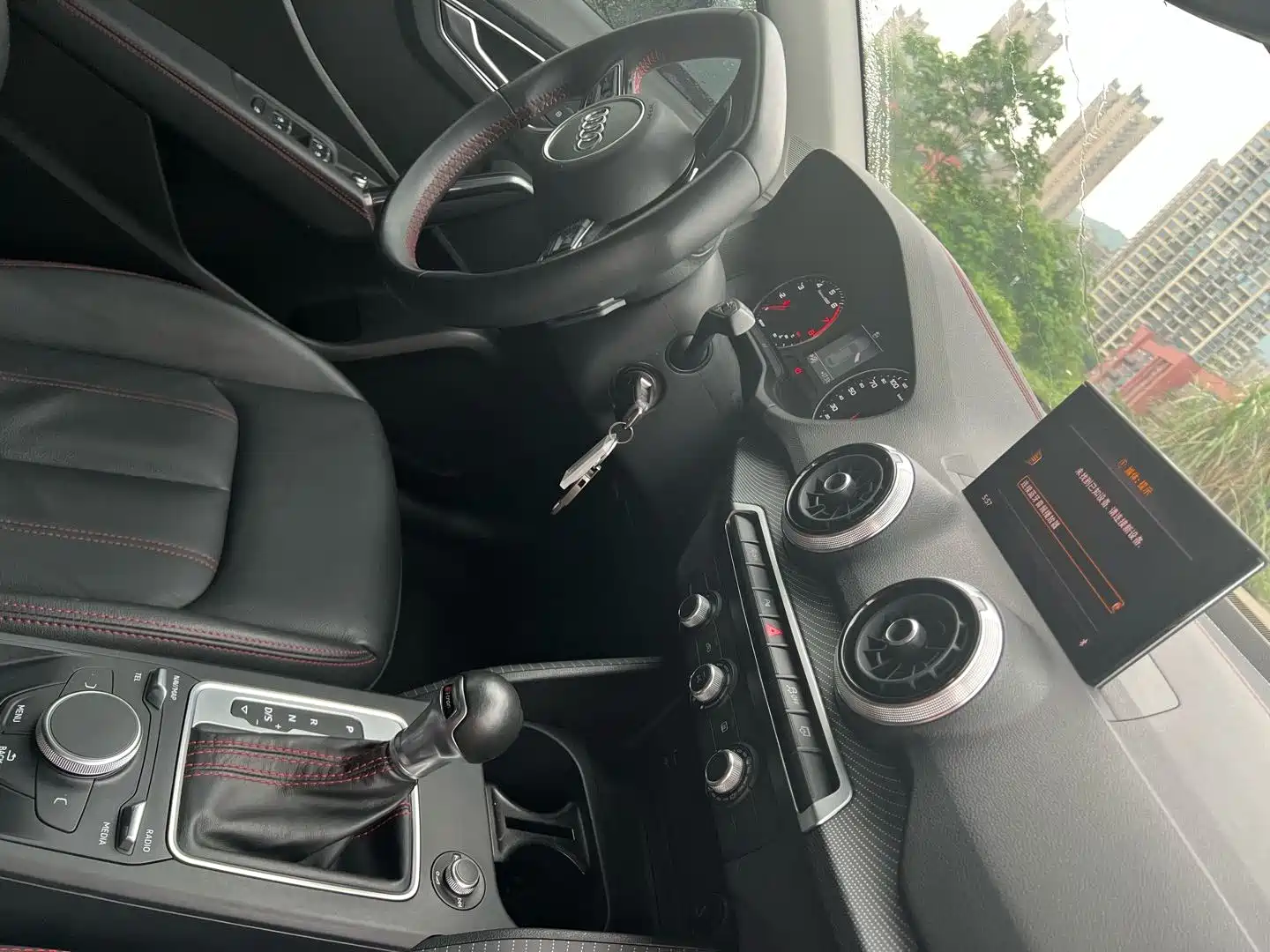 Photo 10 - Audi Q2L