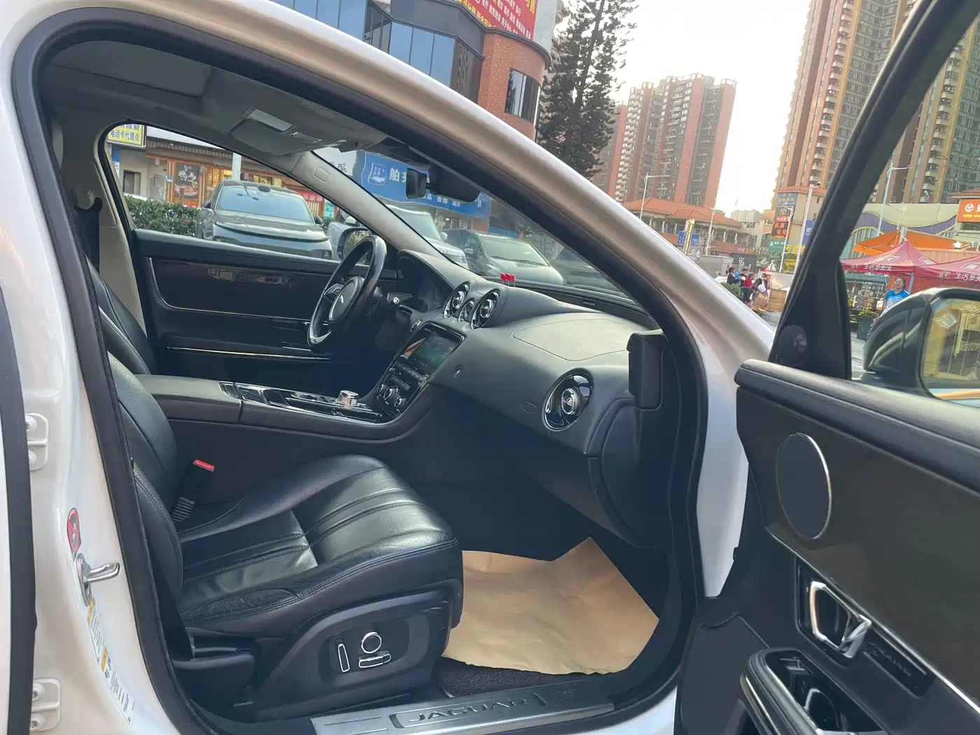 JAGUAR XJ