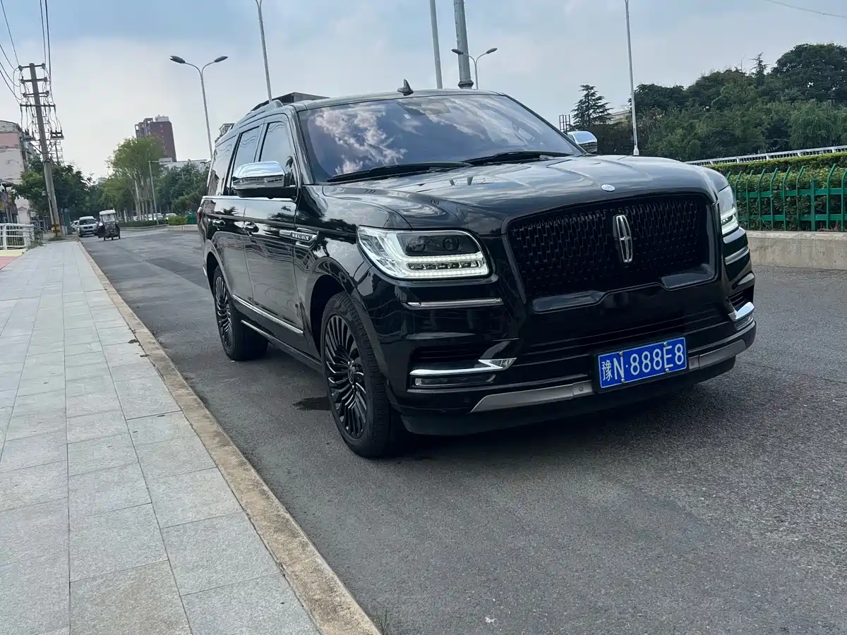 Фото 2 - Lincoln Navigator