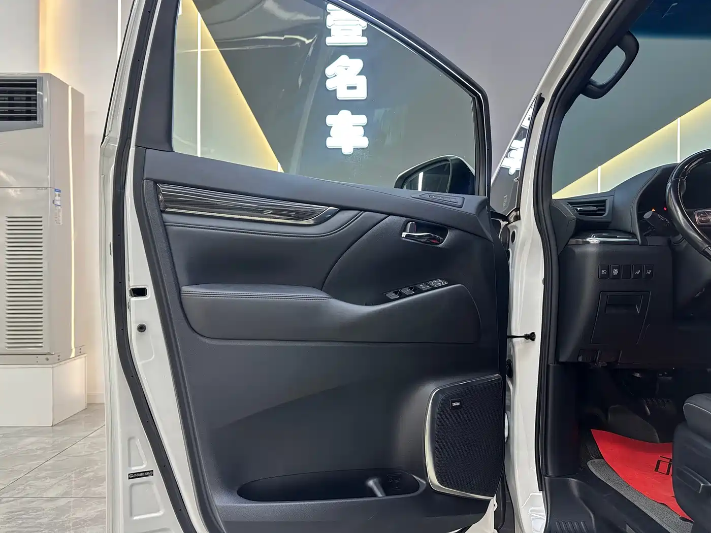 Lexus LM 2020 300h 4-Seat Imperial Edition фото 9