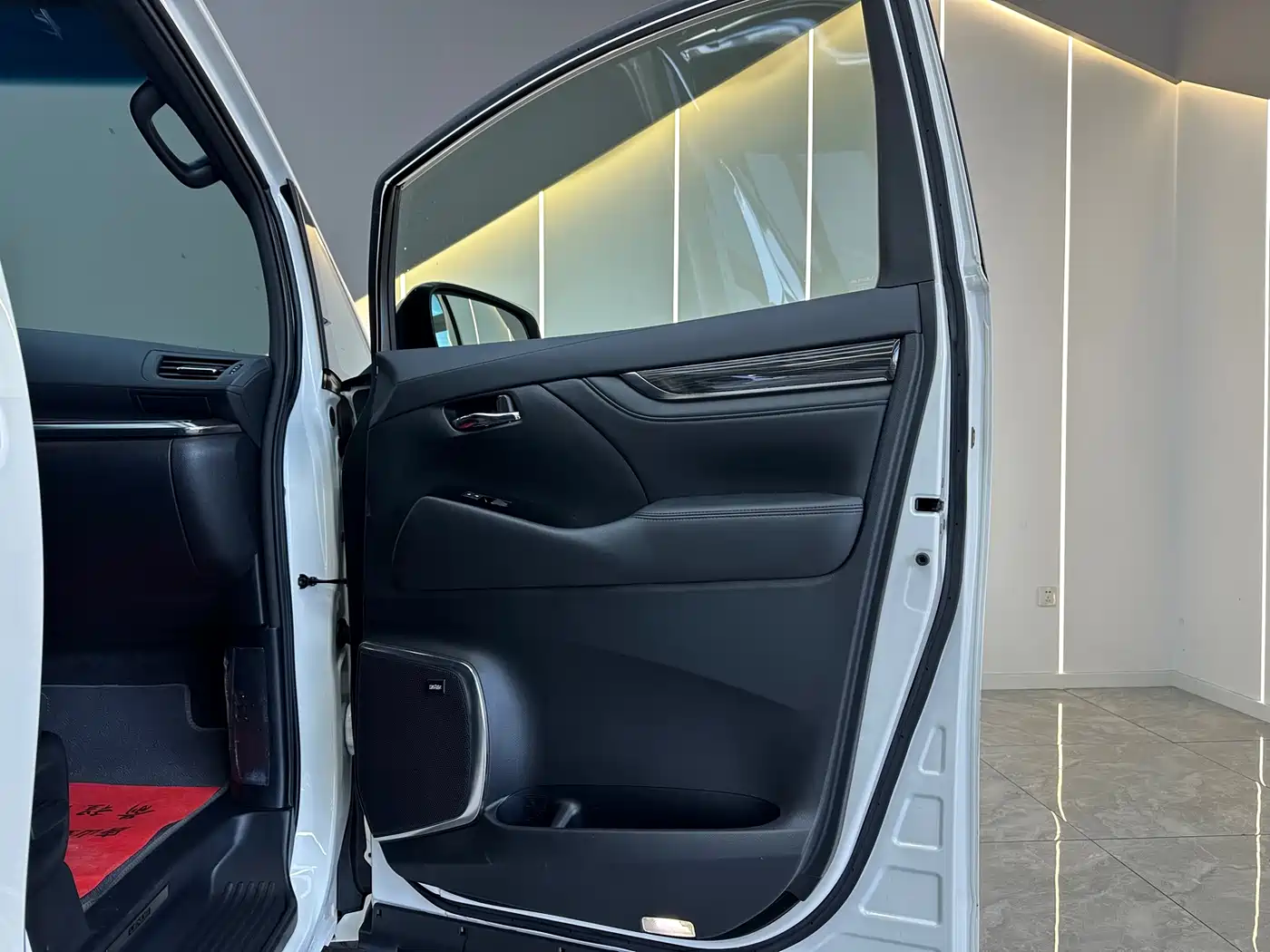 Lexus LM 2020 300h 4-Seat Imperial Edition фото 27