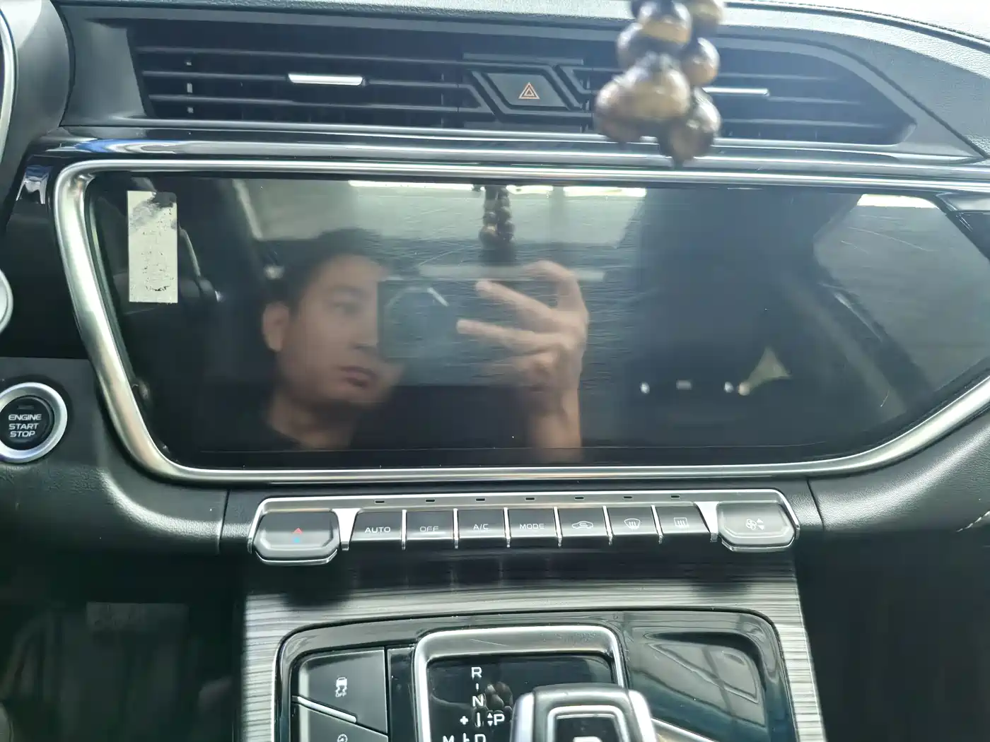Фото 14 - Geely Atlas