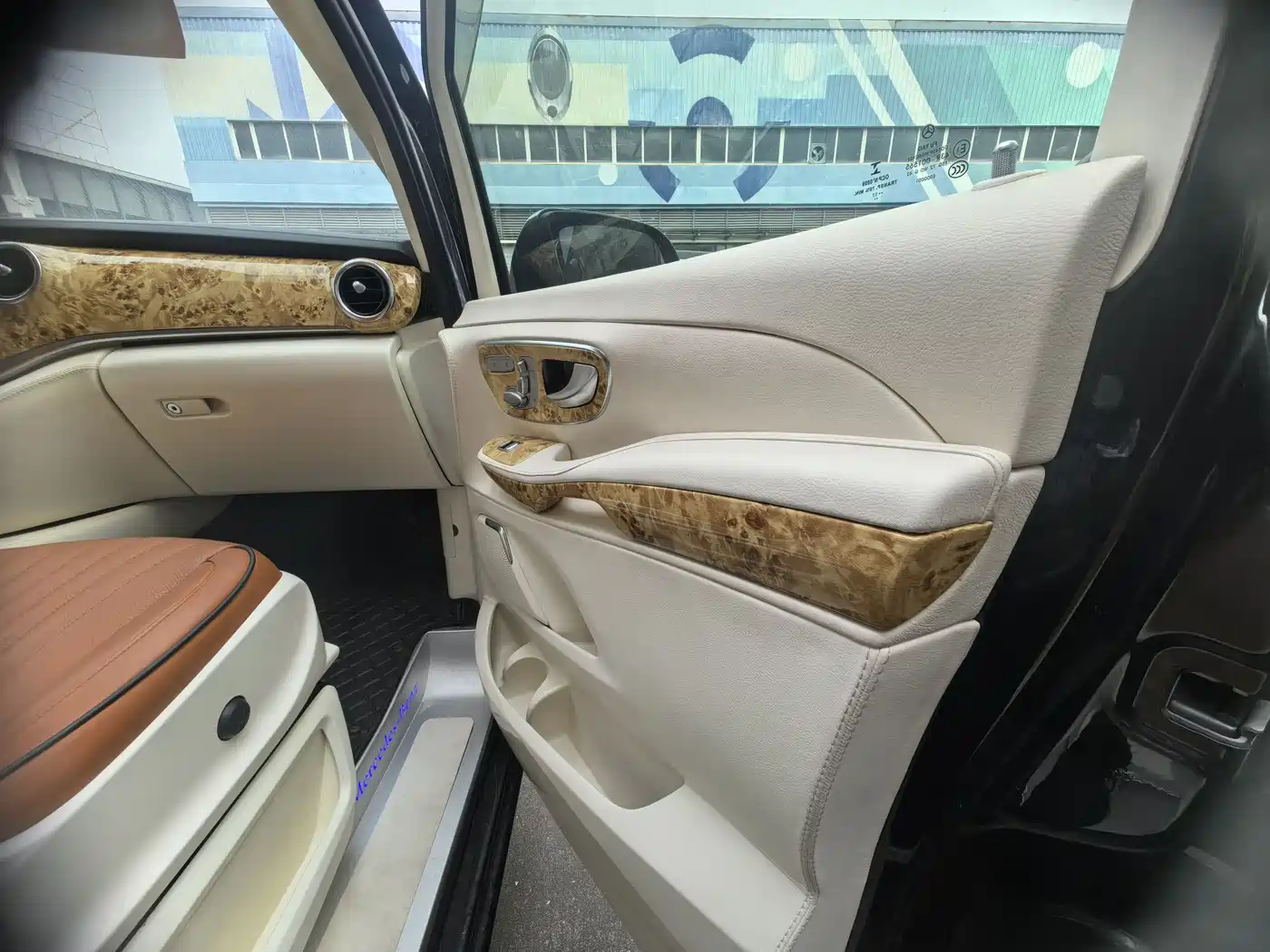 Mercedes-Benz V-Class 2017 Model V 260 L Premium Extended Edition фото 7