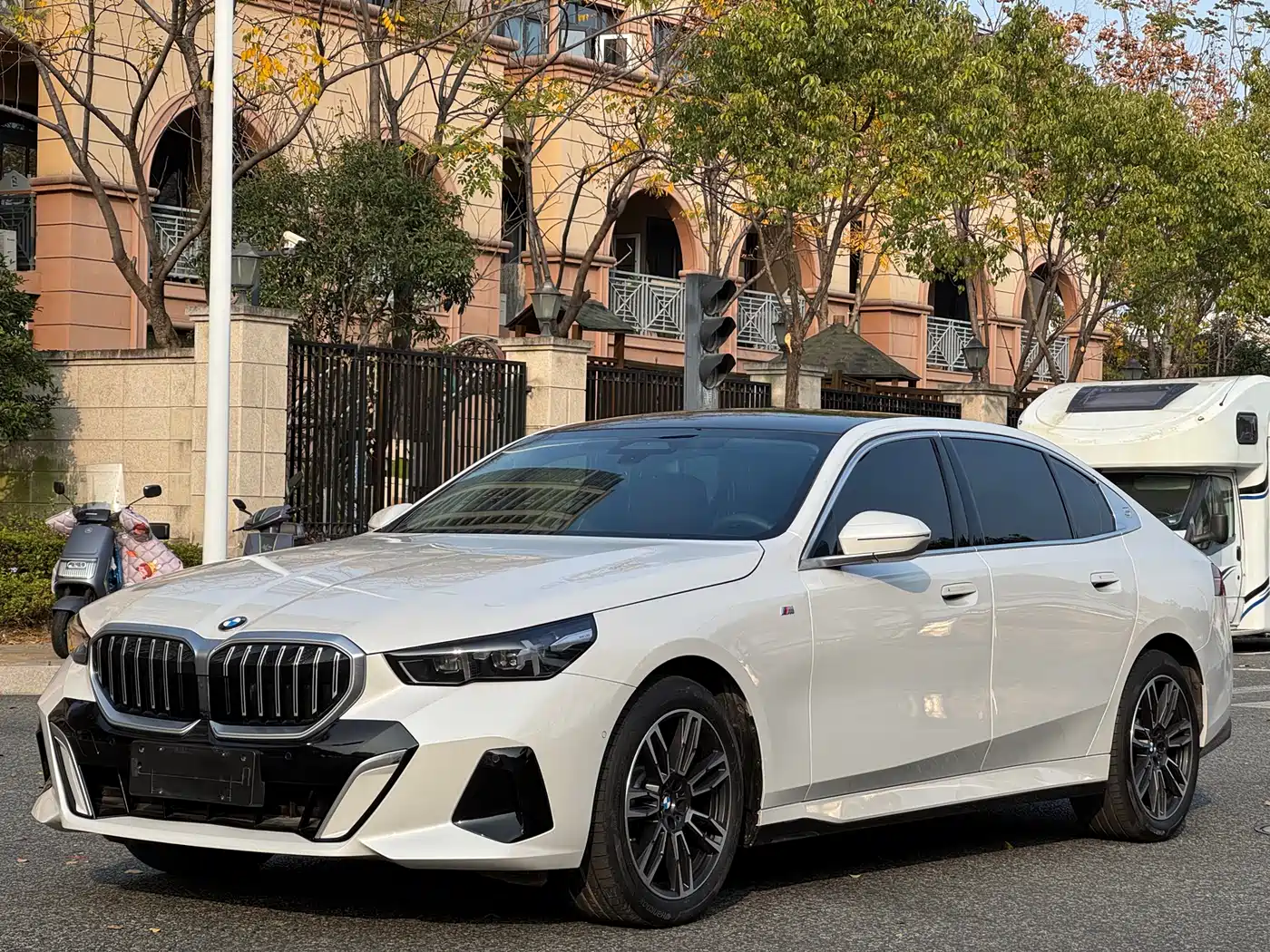 BMW 5 Series 2024 525Li M Sport Package фото 3