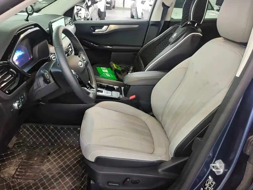 Photo 15 - Ford Escape