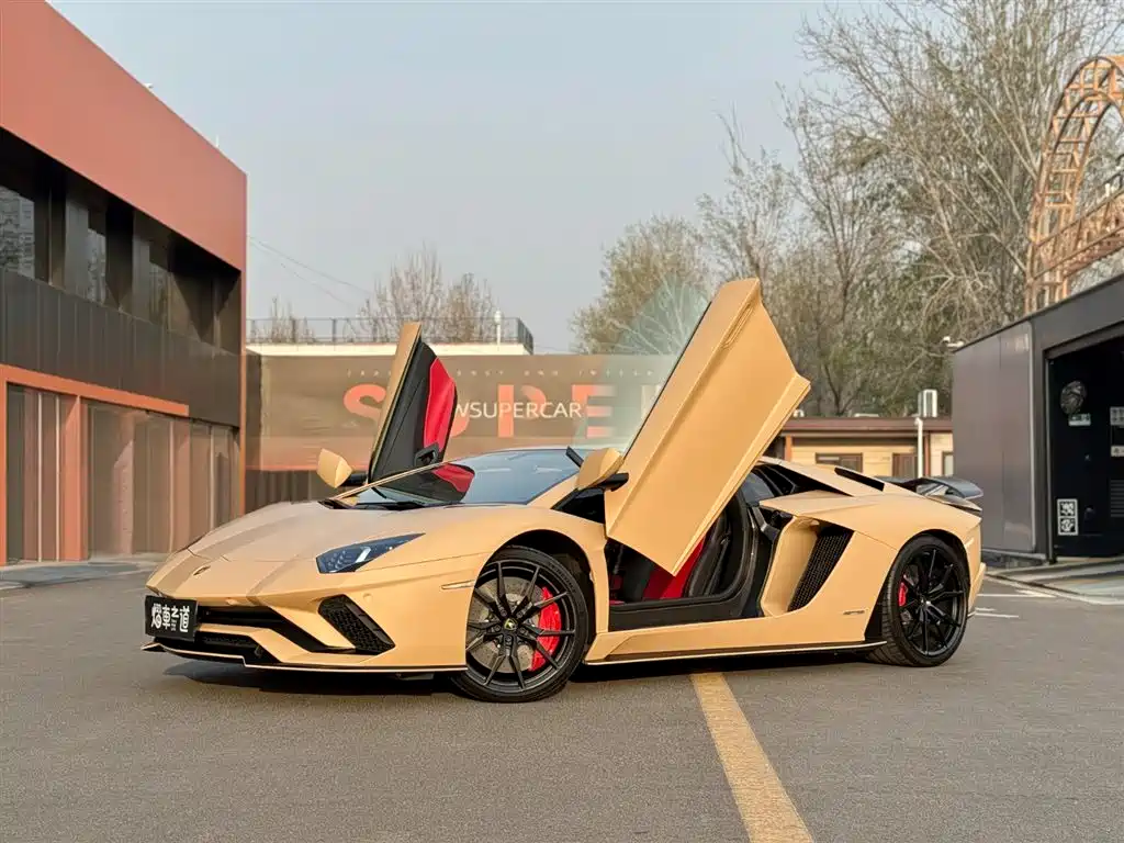 LAMBORGHINI AVENTADOR