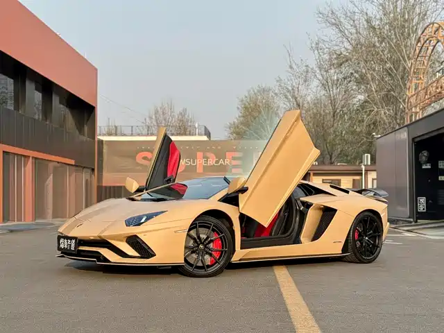 LAMBORGHINI AVENTADOR