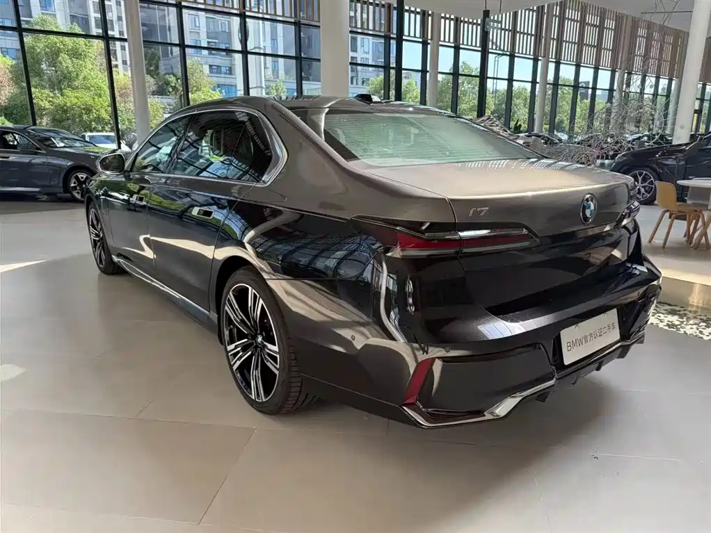 BMW I7