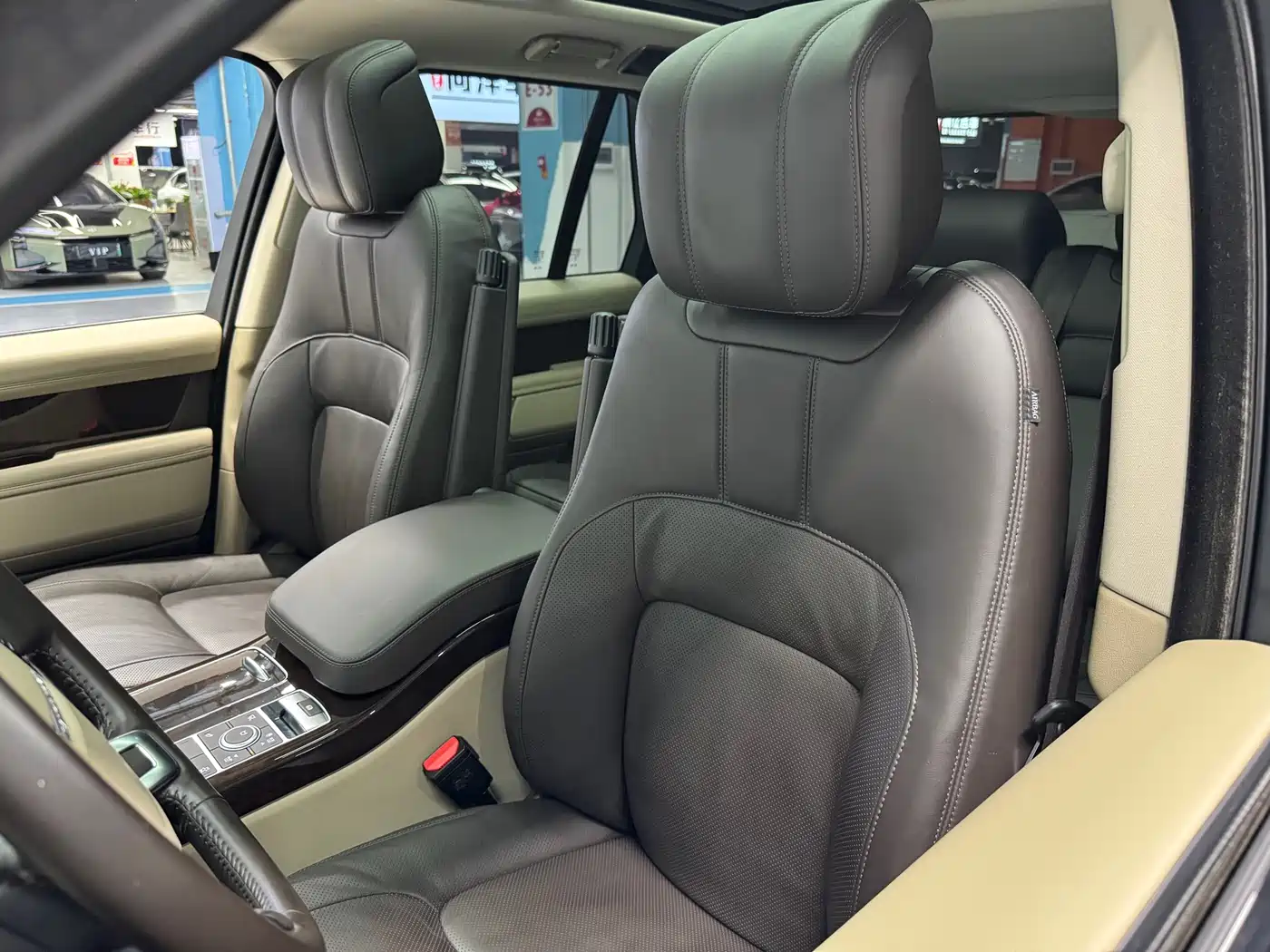 Land Rover Range Rover 2022 3.0 L6 360PS Heritage Edition фото 41