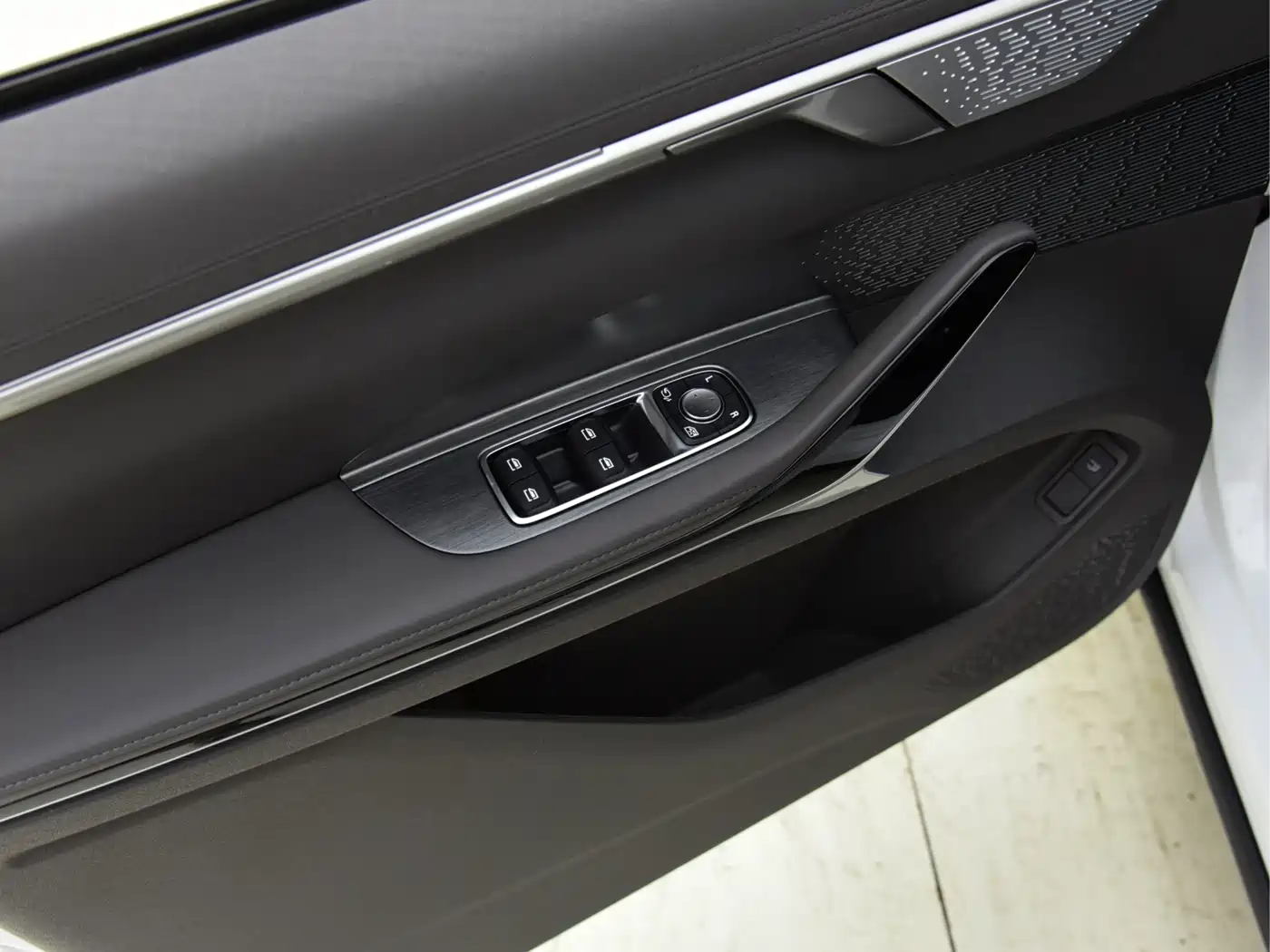 SAIC Maxus Maxus G70 2026 2025 Model 2.0T Automatic Luxury Edition 7-Seater
