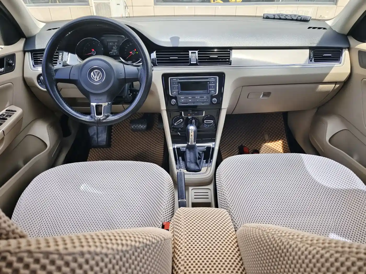 Volkswagen Bora 2014 1.6L Automatic Comfort Edition фото 12