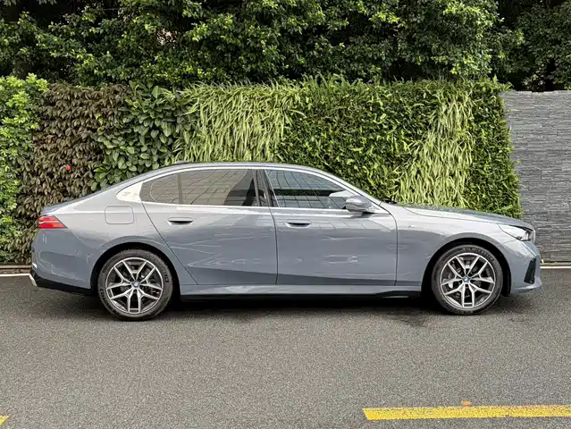 BMW i5 2024 eDrive 35L M Sport Package — фото 4