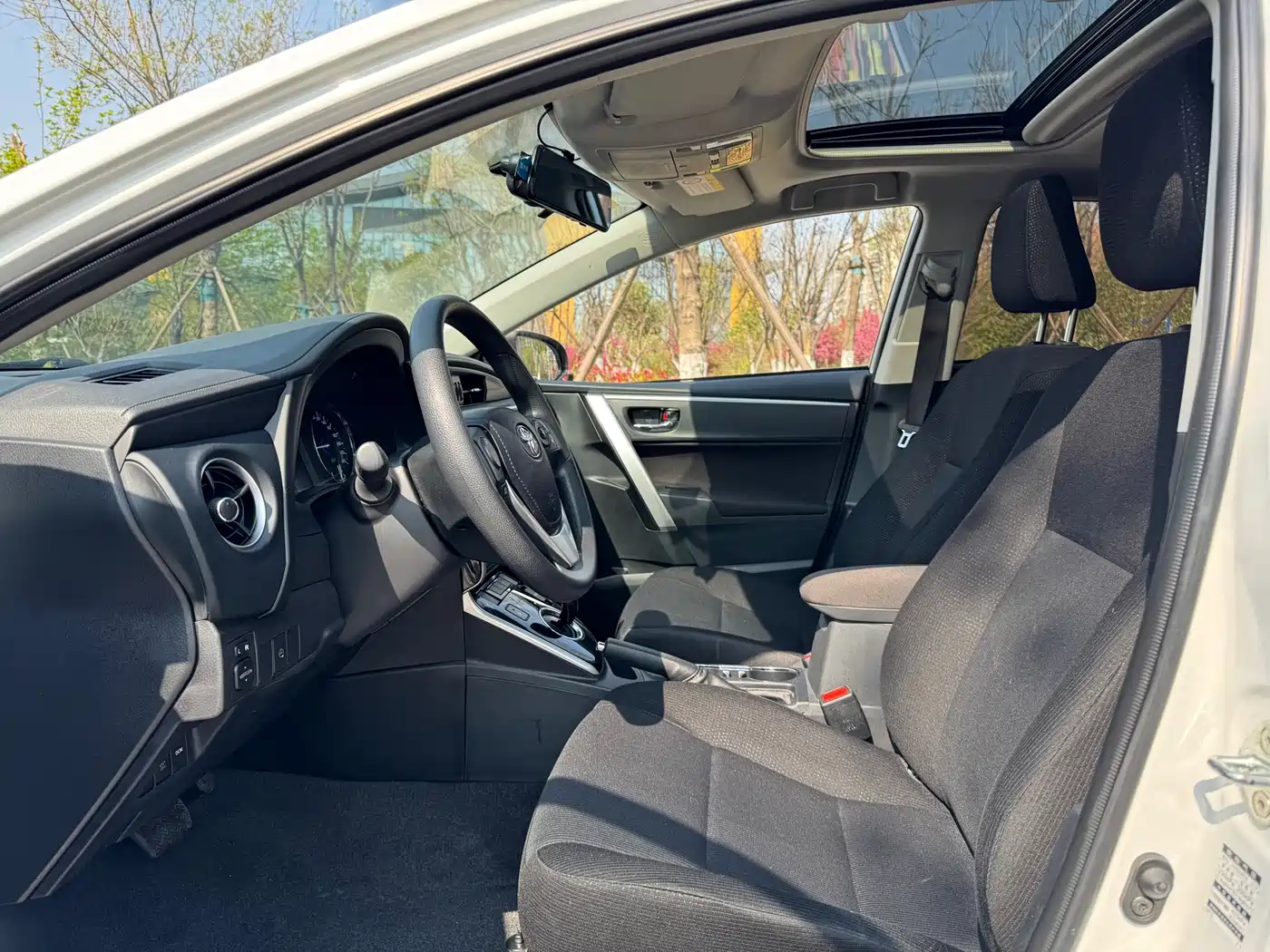 Toyota Corolla Twin Engine E+ 2019 1.8L E-CVT Leading Edition фото 4