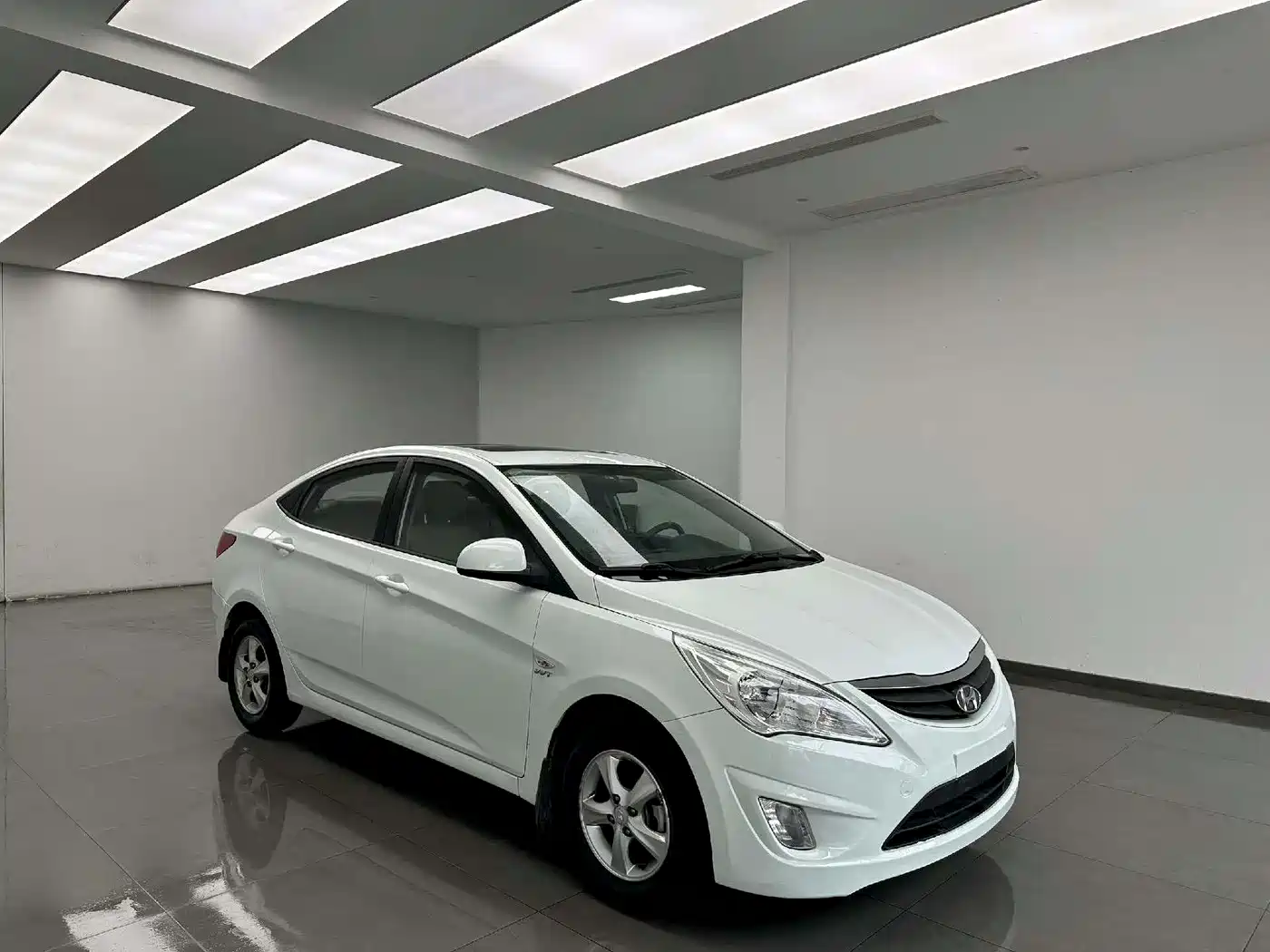 Hyundai Verna 2010 Sedan 1.4L Automatic Fashion GT фото 3