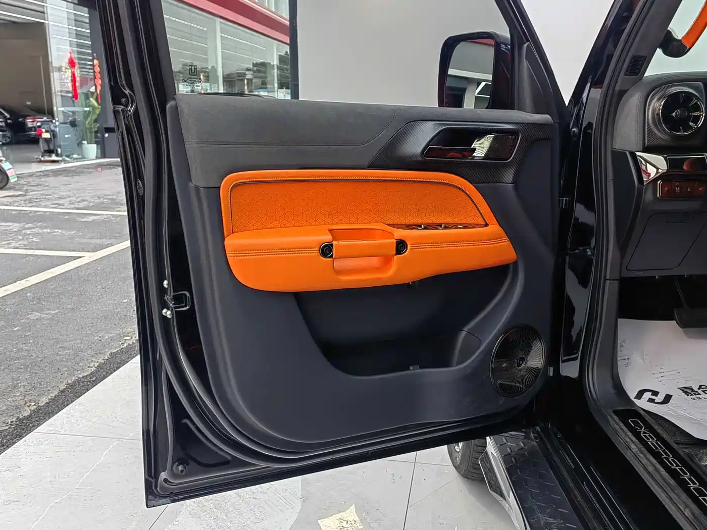 TANK CO CREATION TANK 300