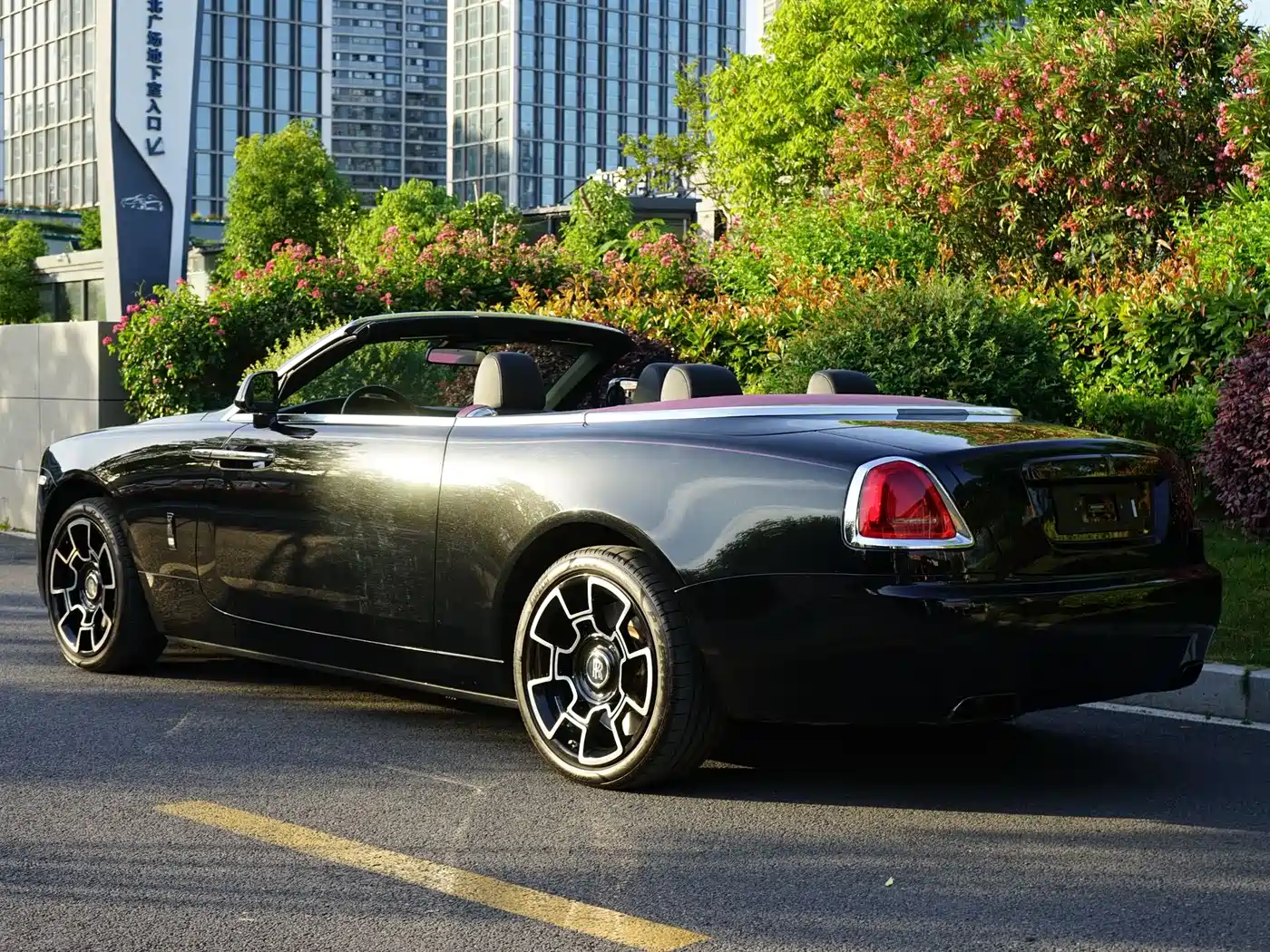 Rolls-Royce Dawn 2018 6.6T Black Badge фото 8