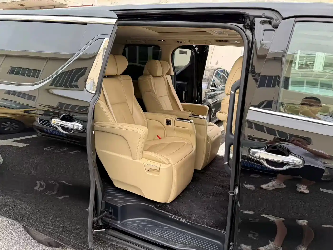Toyota Alphard 2021 Hybrid 2.5L Luxury фото 9