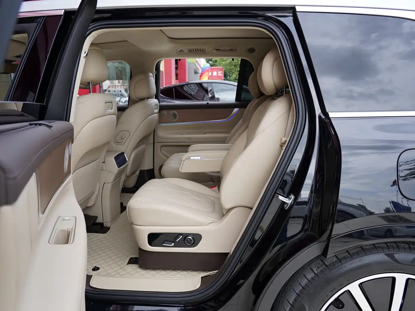 AITO Wenjie AITO M9 2024 Range Extender Max Edition 42kWh 6-seater фото 6