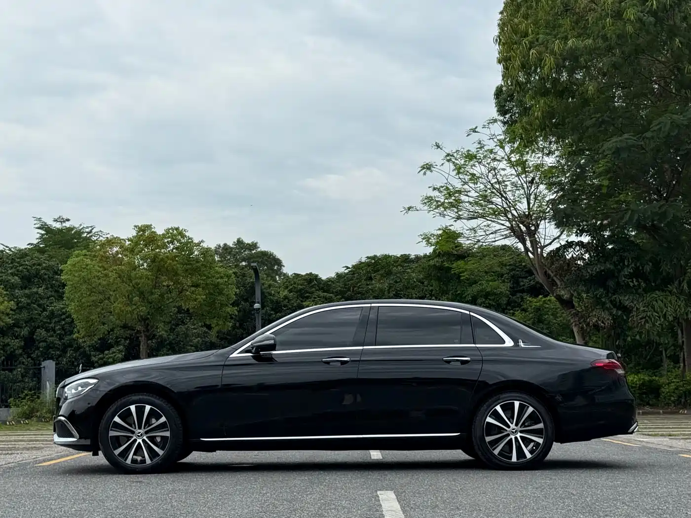 Mercedes-Benz E-Class New Energy 2022 Facelift III E 350 e L Plug-in Hybrid Sports Sedan фото 14