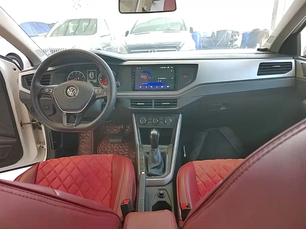 VOLKSWAGEN POLO