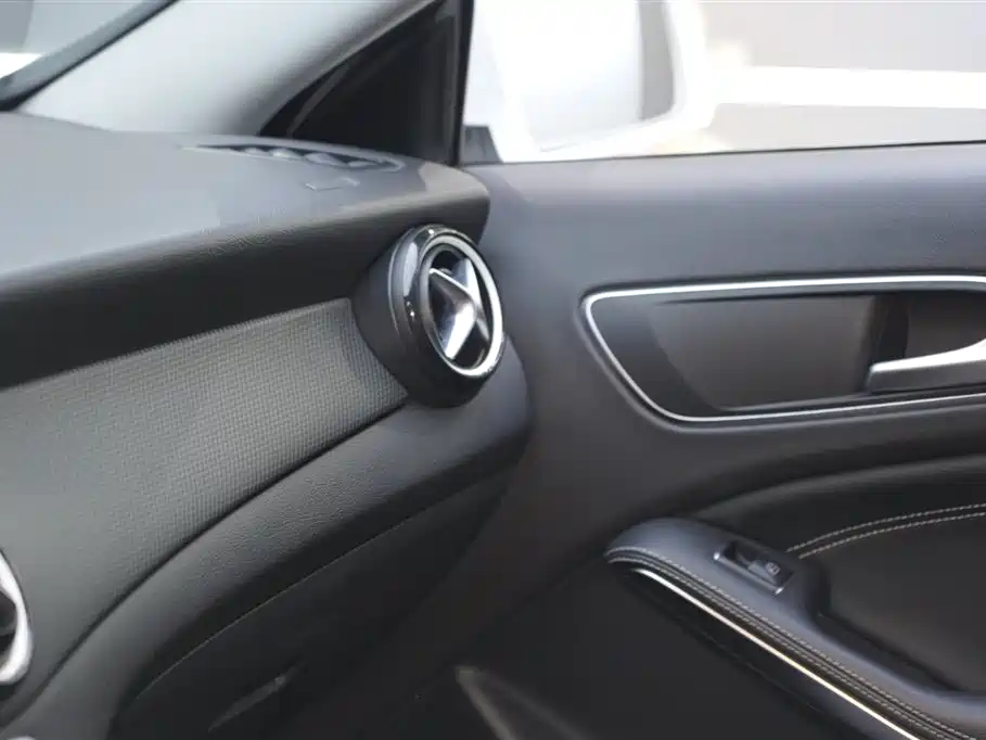 Mercedes-Benz GLA 2018 GLA 200 Dynamic фото 18