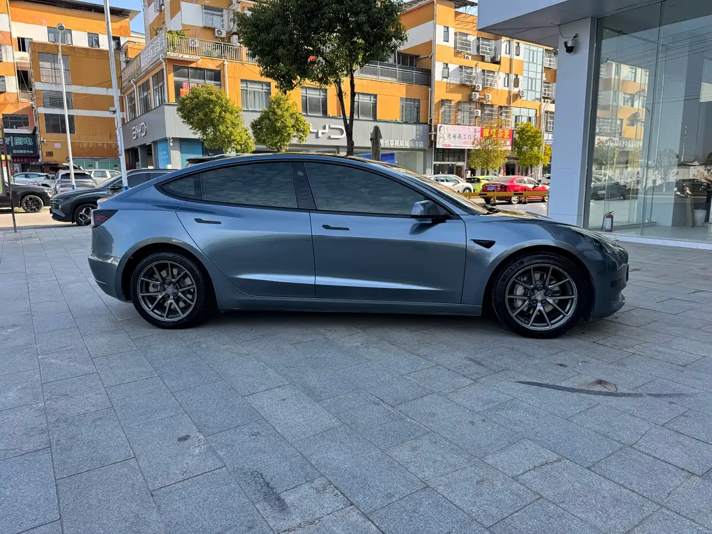 TESLA MODEL 3
