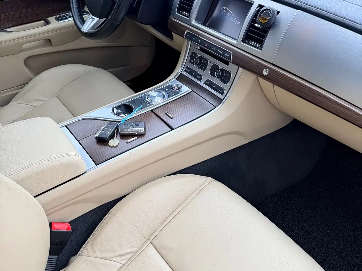 Jaguar XF 2015 2015 XF 2.0T Style Edition