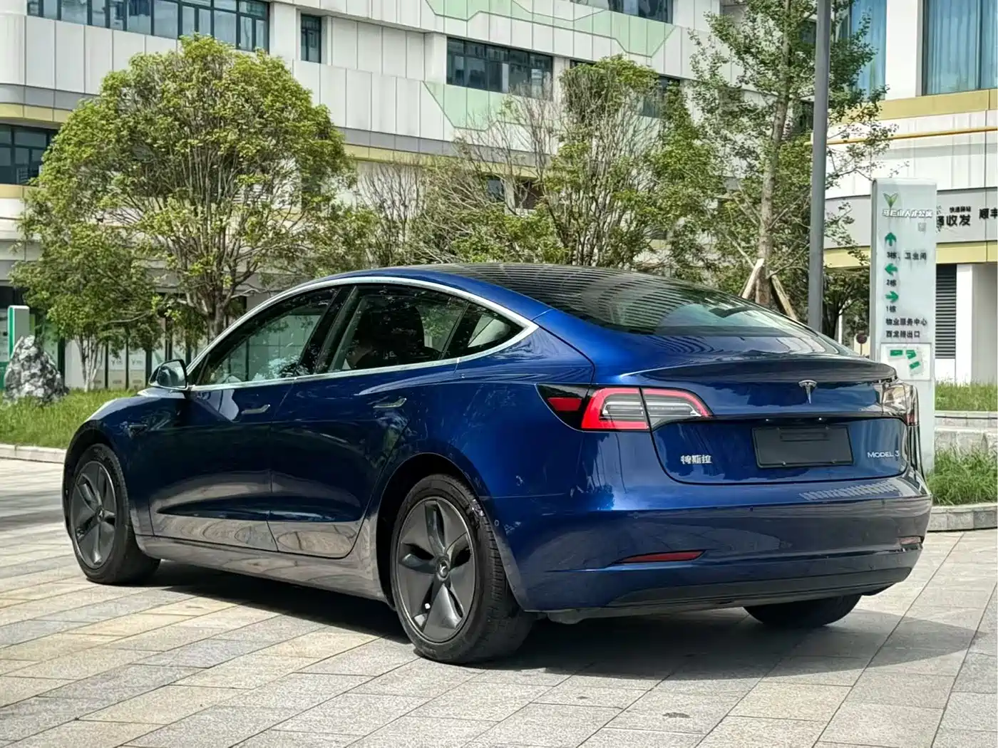 TESLA MODEL 3