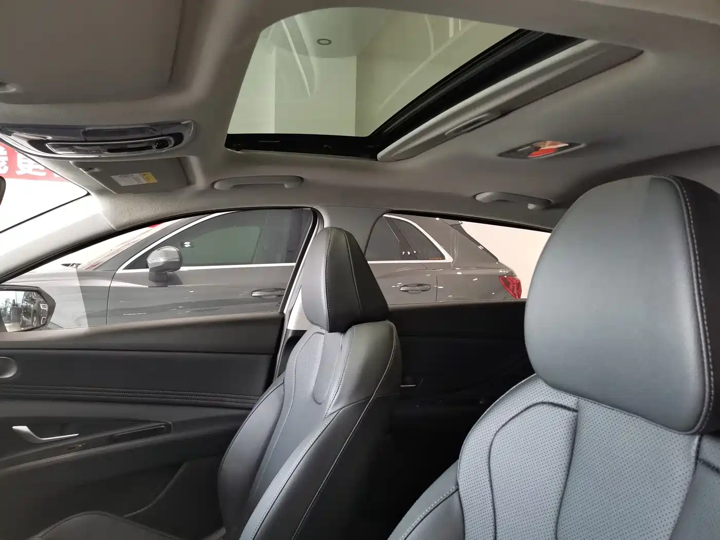 Hyundai Elantra 2022 1.5L CVT LUX Premium Edition фото 20