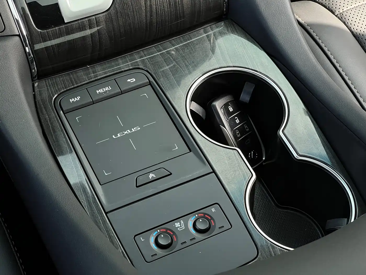 Lexus LM 2020 300h Seven-Seater Elegance Edition фото 20