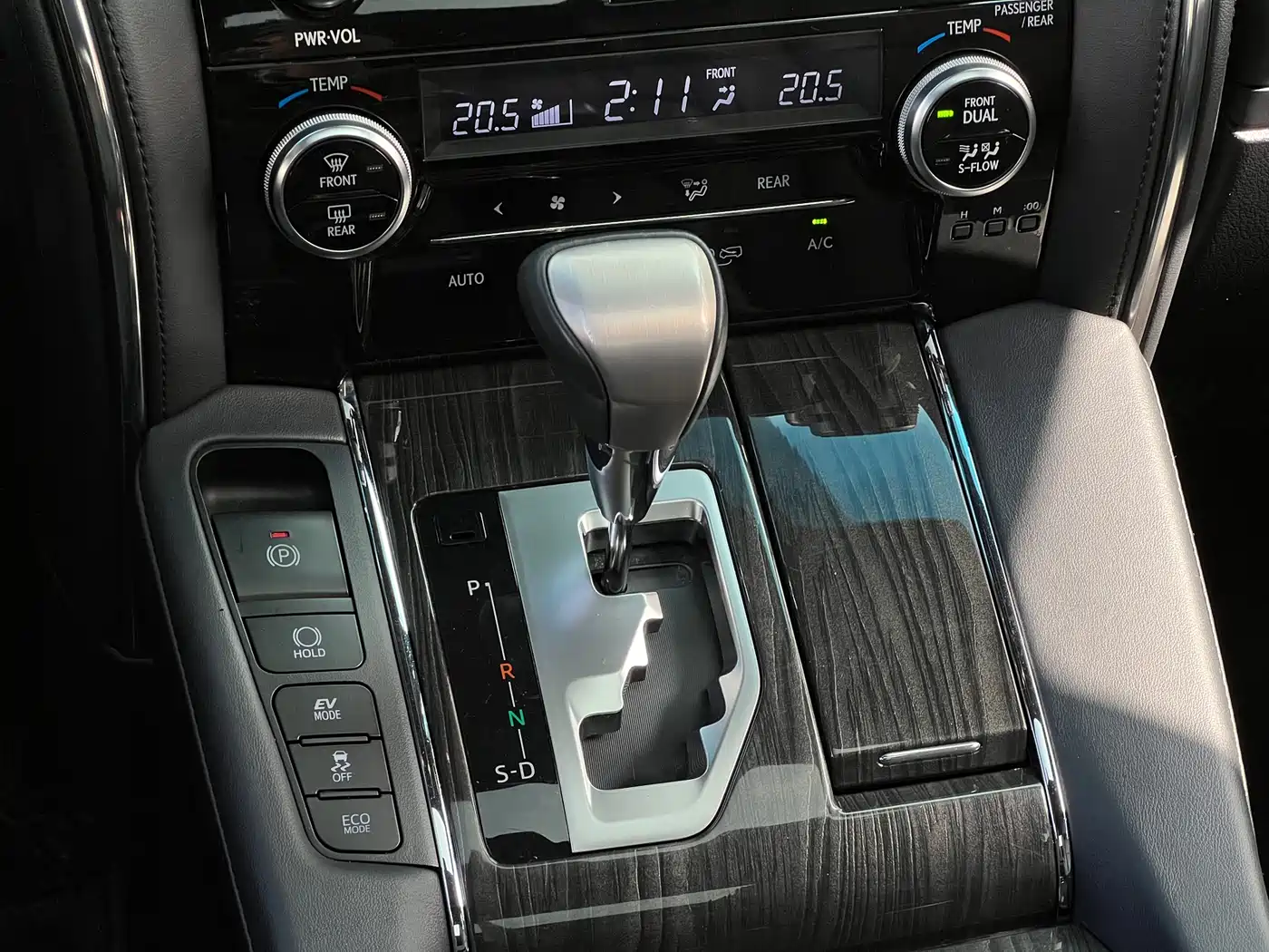 Lexus LM 2020 300h Seven-Seater Elegance Edition фото 21