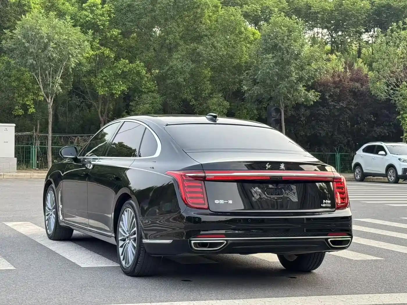 Hongqi H9 2022 2.0T Smart Connect Flag Enjoy Edition фото 9