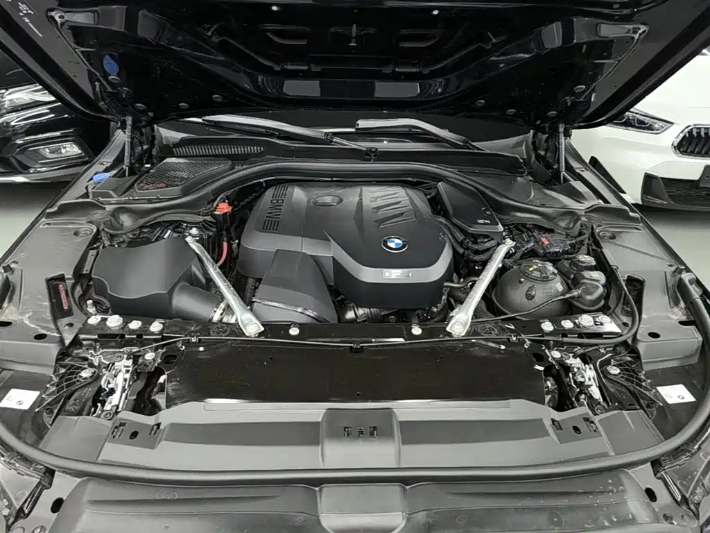 BMW 5 Series 2025 530Li Leading M Sport Package фото 16