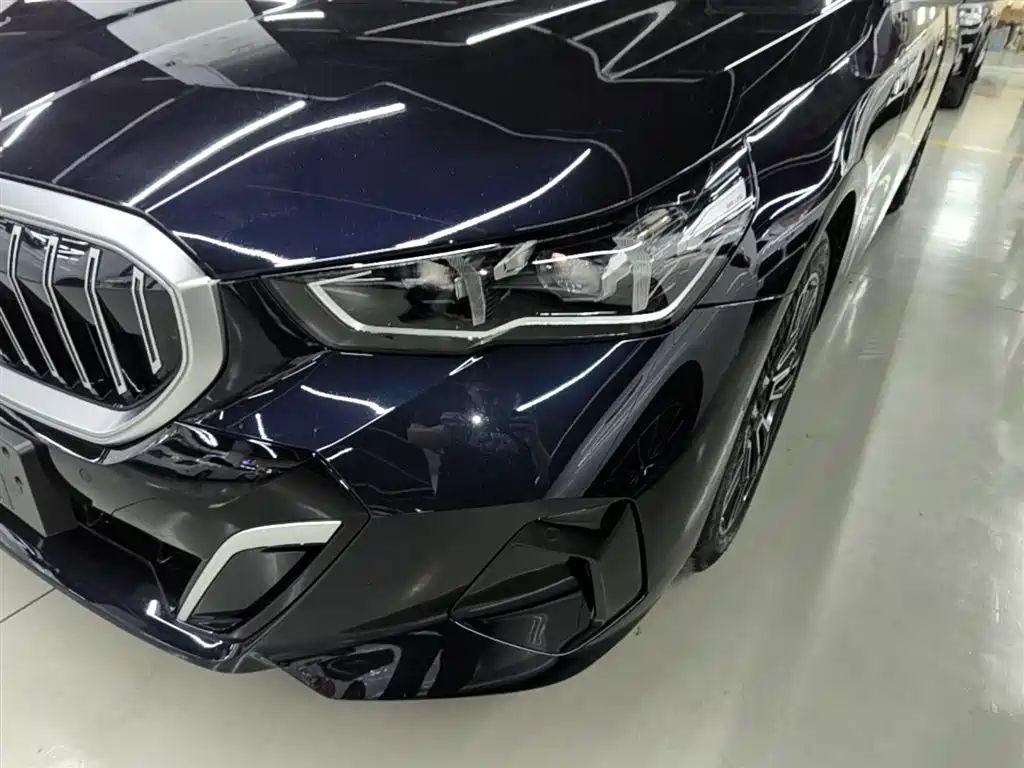 BMW 5 Series 2025 530Li Leading M Sport Package фото 18