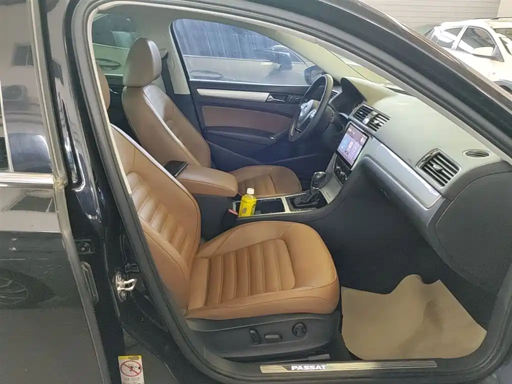 Volkswagen Passat 2014 1.8TSI DSG Executive Edition фото 25
