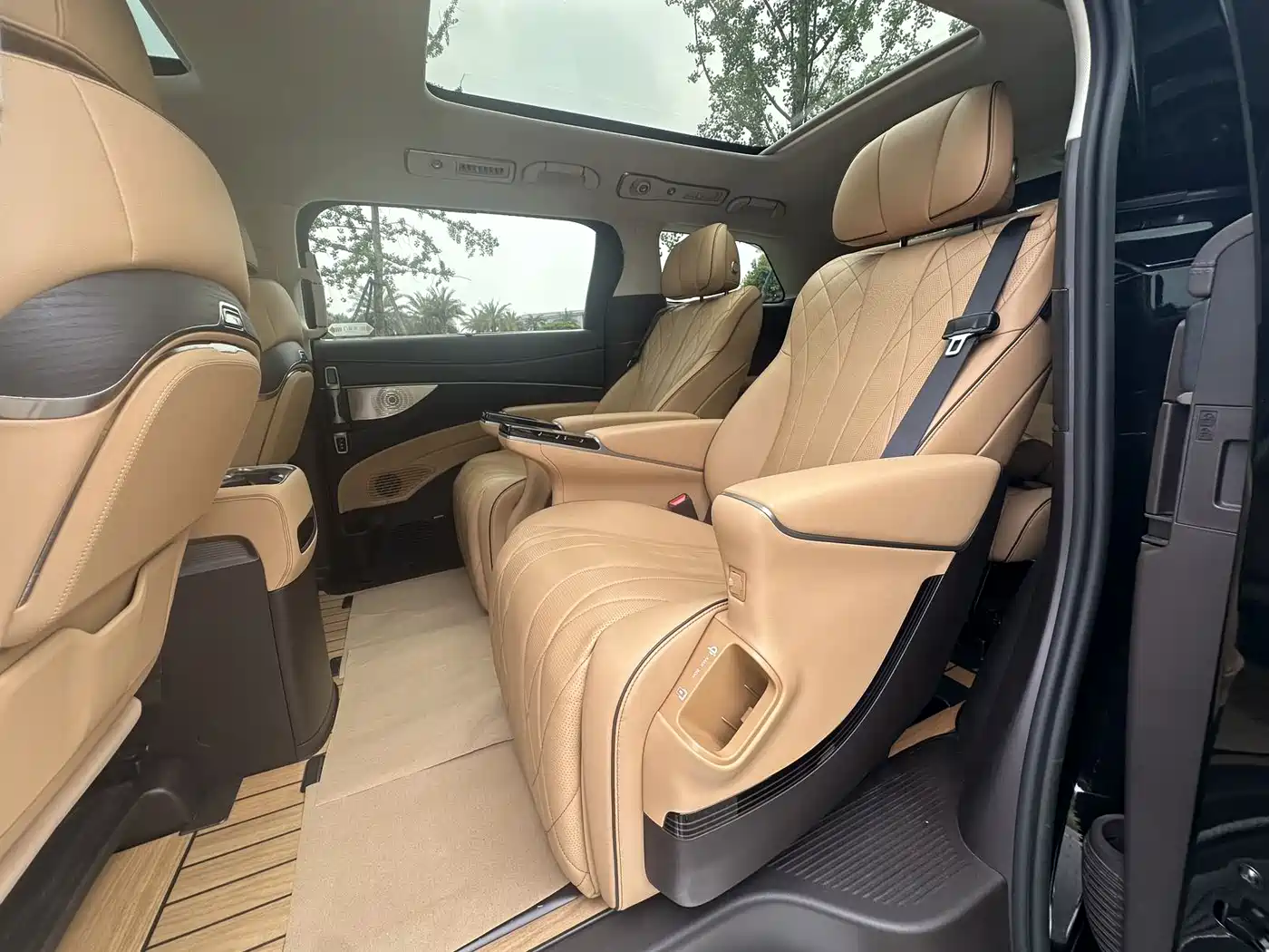 Denza D9 2024 DM-i 980 AWD Prestige фото 9