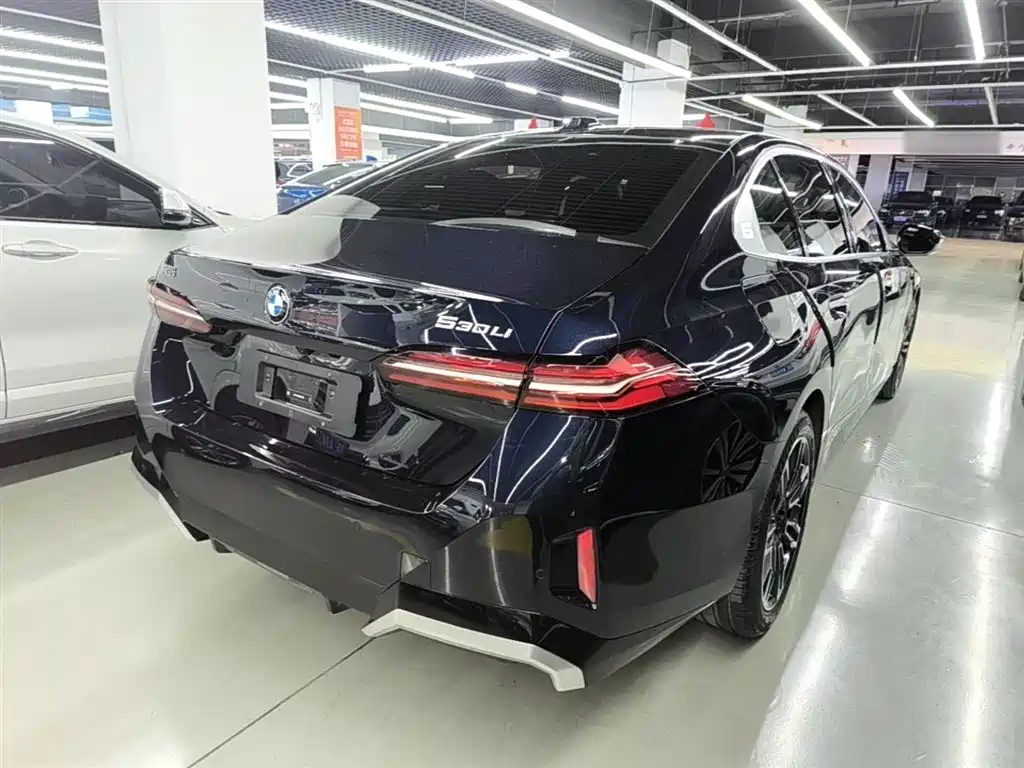 BMW 5 Series 2025 530Li Leading M Sport Package фото 5