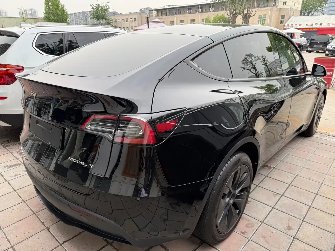 TESLA MODEL Y