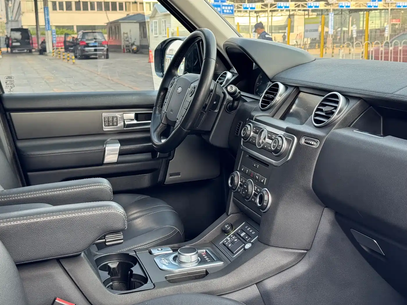 Land Rover Discovery 2016 3.0 SC V6 HSE фото 14