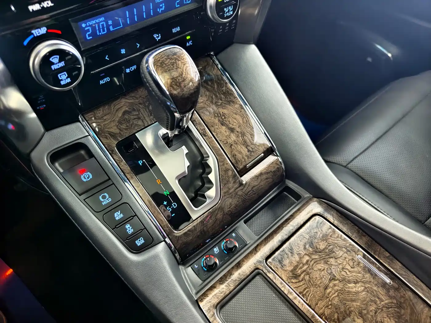 Toyota Vellfire 2019 Hybrid 2.5L HV Premium Edition фото 17