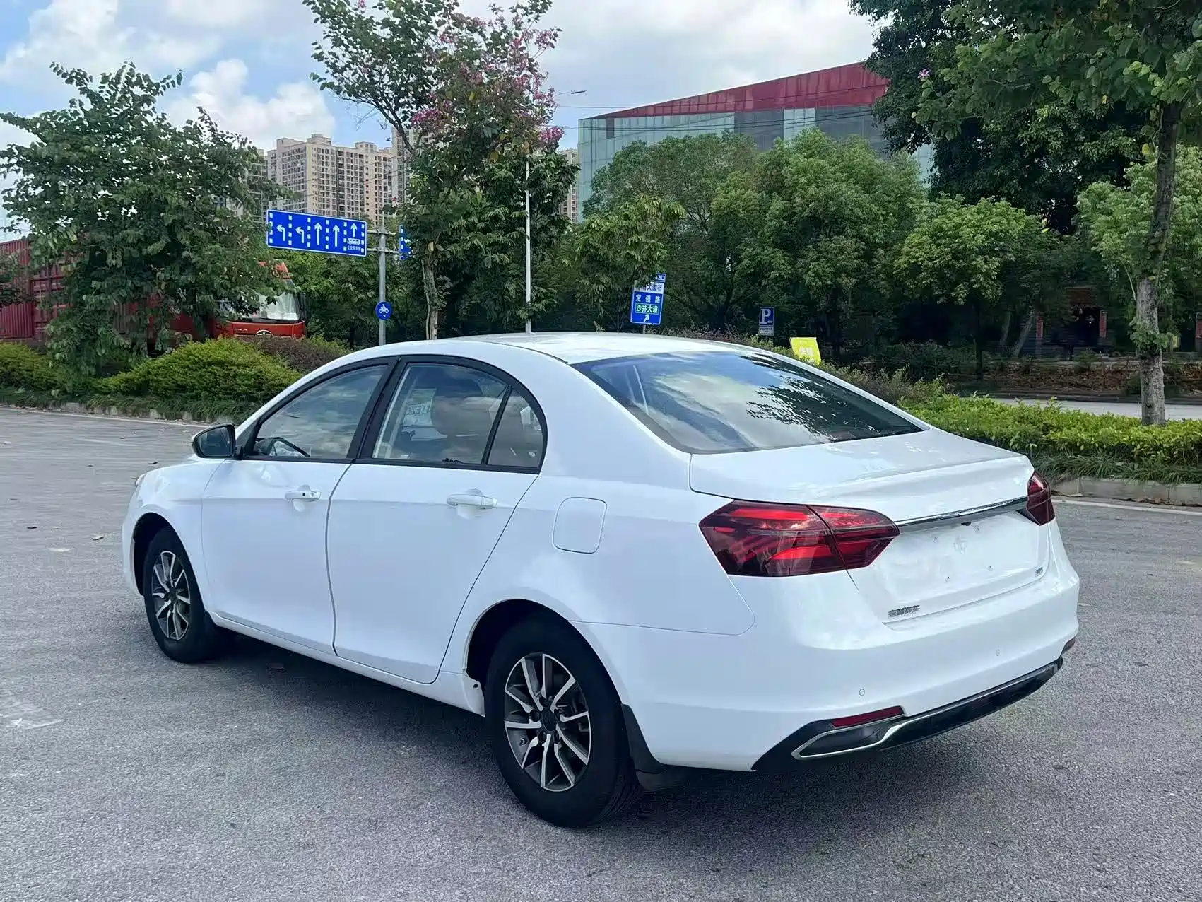 Фото 5 - Geely Emgrand