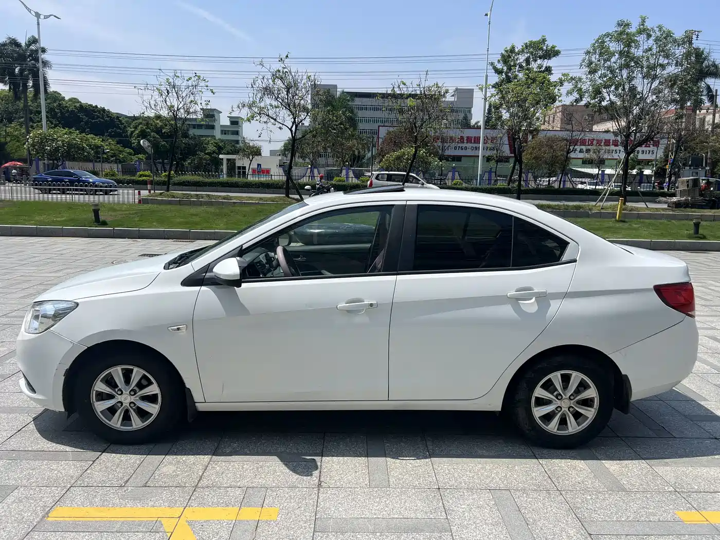 Chevrolet Sail 2015 Sail 3 1.5L AMT Happiness Sunroof Edition фото 4