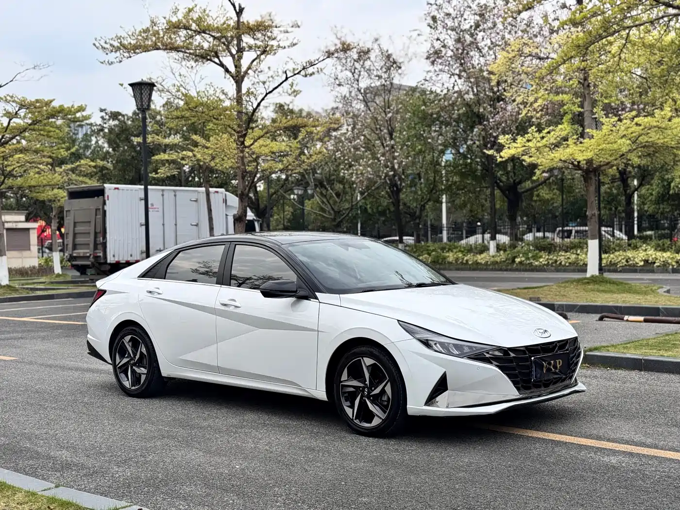 Hyundai Elantra 2022 1.5L CVT LUX Premium Edition фото 3