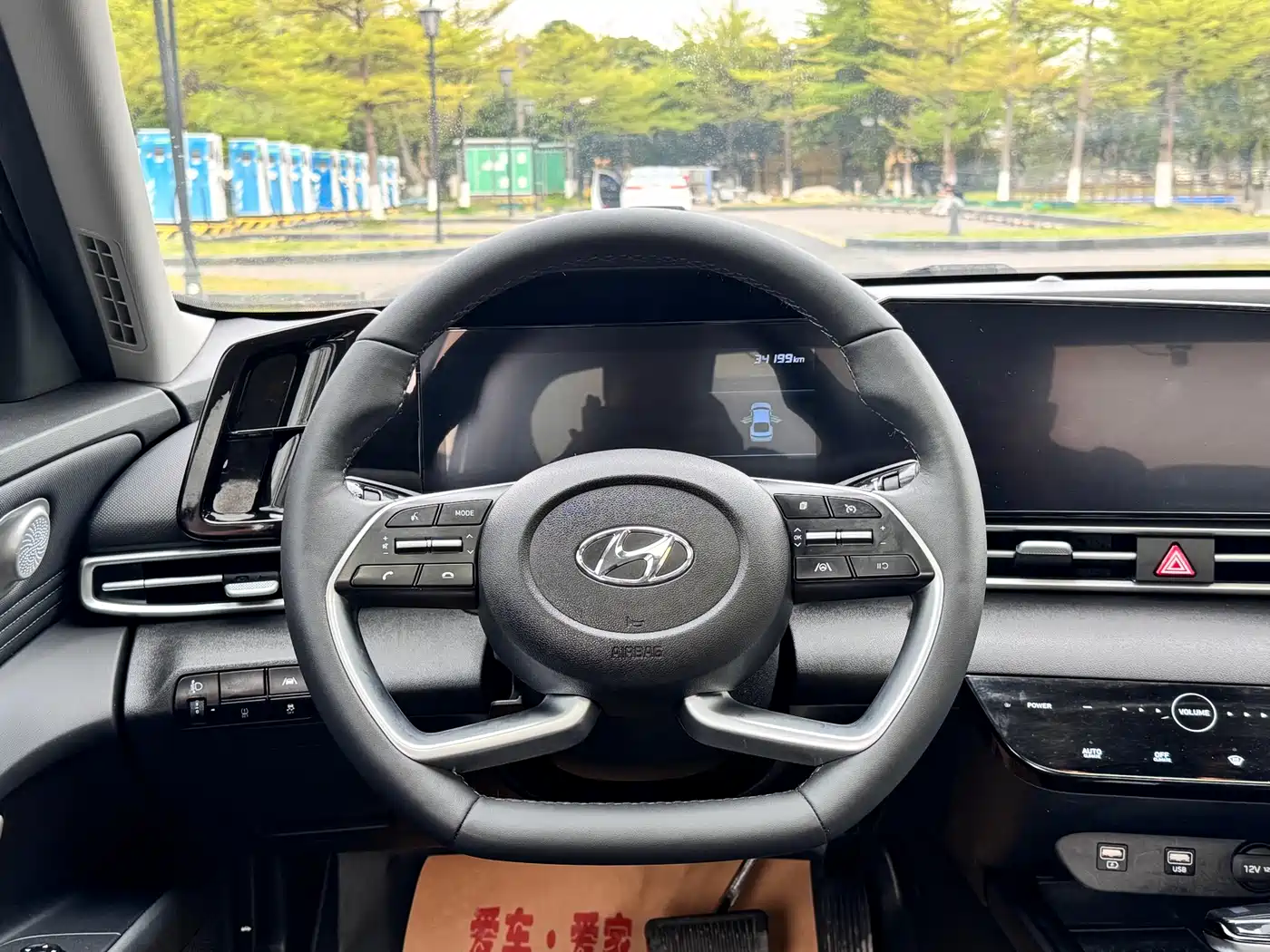Hyundai Elantra 2022 1.5L CVT LUX Premium Edition фото 9
