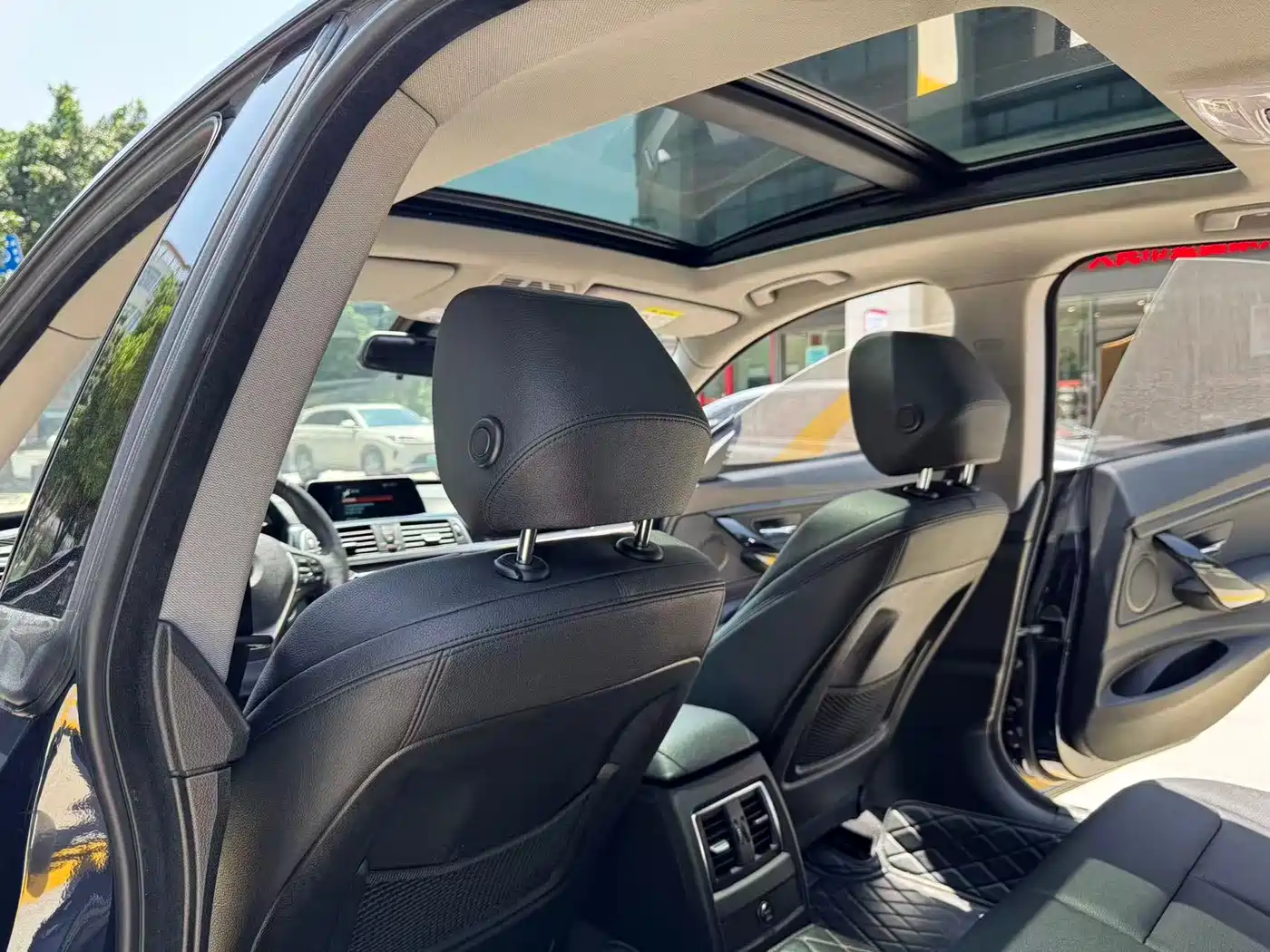 BMW 3 Series GT 2018 320i Luxury Design Package фото 15