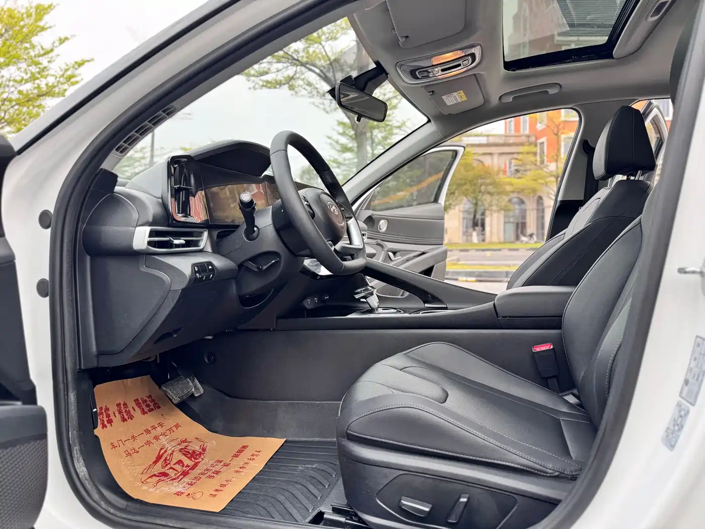 Hyundai Elantra 2022 1.5L CVT LUX Premium Edition фото 7